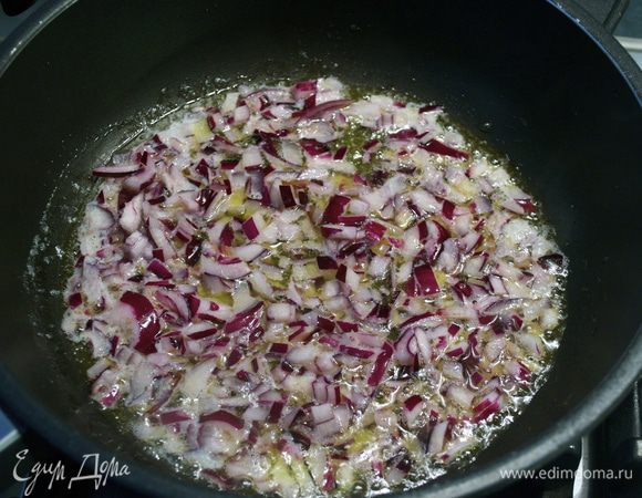 Займемся тем временем начинкой. Лук-шалот (можно заменить на небольшую обыкновенную луковицу) нарезать помельче и поставить обжариваться на сковороде вместе со сливочным маслом и с оливковым. Тушить на очень слабом огне 15 минут.