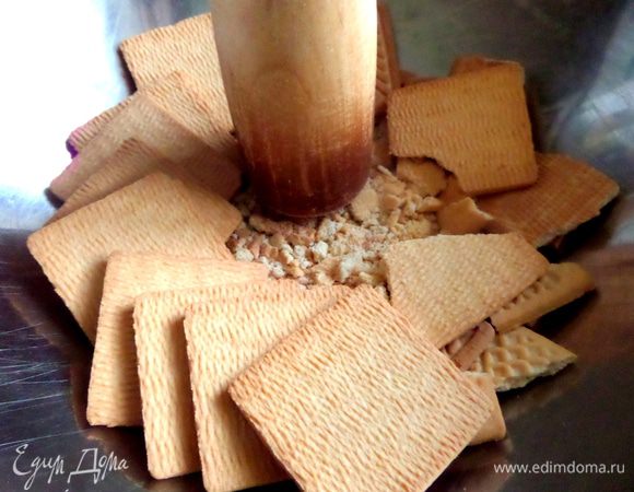 Рассыпчатое печенье начинаем толкушкой для пюре толочь в крошку...