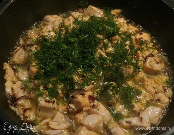 Мелко порубить укроп и добавить в самом конце к рыбе. Перемешать, снять сковороду с огня и выложить рыбу в миску, дать немного остыть.