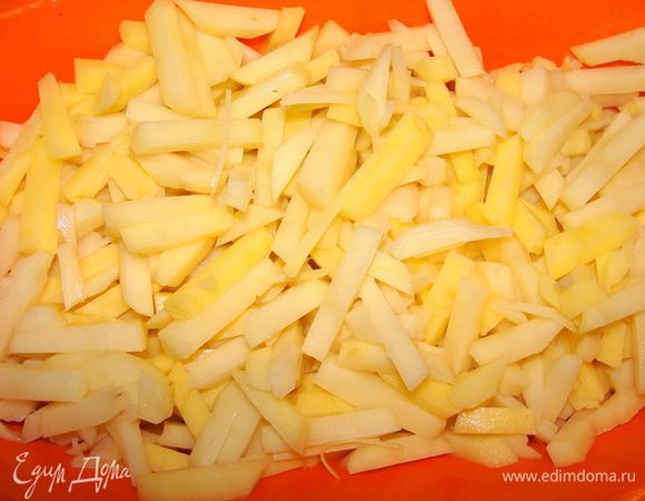 Картофель порезать мелкими брусочками.