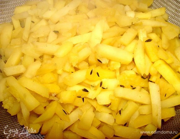 Отварить с солью, кукумой и веточками тимьяна. Слить на друшлаг.