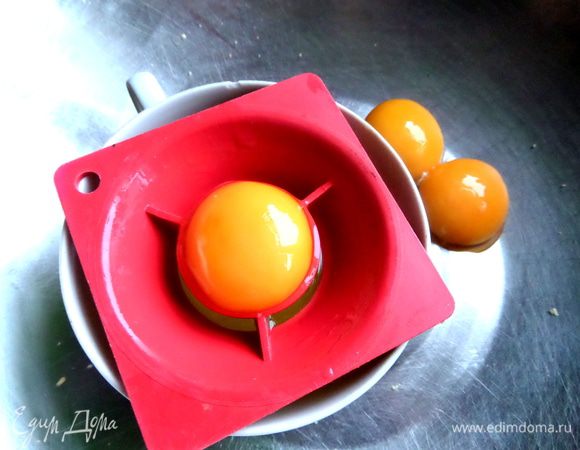 Для начинки нужны только желтки.