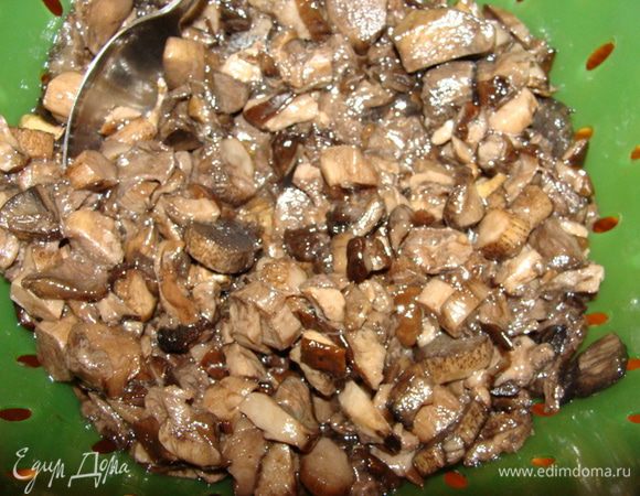 Лесные грибы, у меня подберезовики, но если будут белый, получится вообще шедевр! порезать, обжарить до готовности, в самом конце посолить и поперчить. У меня были уже готовые грибы, я их только разморозила и слила жидкость через друшлаг.