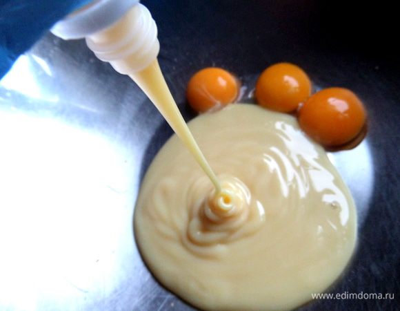 В желтки добавляем сгущёнку.