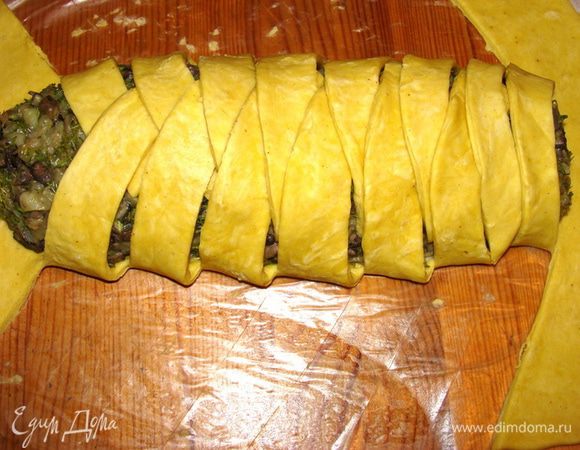 Завернуть тесто косичкой с лева на право. Крайнии куски теста оставить для формирования хвоста и головы.