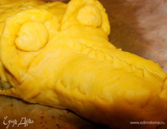 Ножницами, самым кончиком сделать надрезы на тех местах, где должны быть зубы.