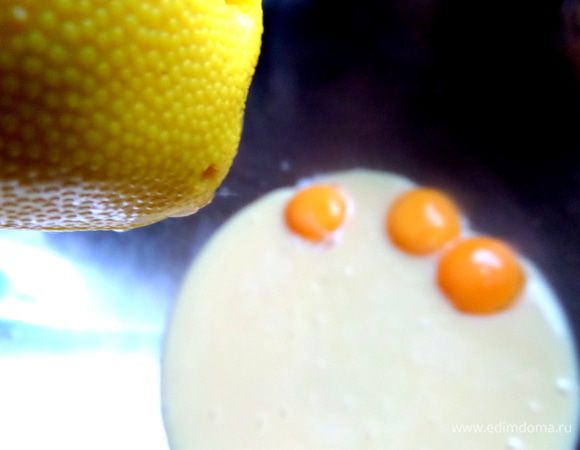 Выдавить сок лимона с помощью силиконовой давилки. Сок можно уменьшить, если не любите кислинку в выпечке.