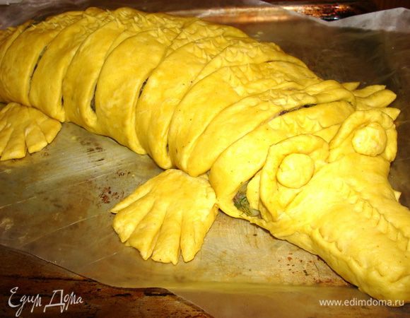 Сделать подобные надрезы на носу и по всей спине. Я все это выполняла на пекарской бумаге, чтобы было легче переместить Крокошу на противень. Смазать готовое изделие оливковым маслом или майонезом, или яйцом. Конечно если использовать яйцо, цвет будет на много ярче, но я, предусмотрительно положила в тесту куркуму.