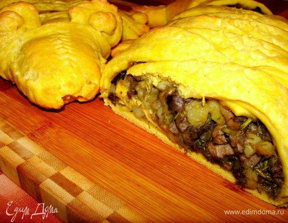 Все по правилам выпечки кулебяк,тесто тонкое и равномерное, а начинки мноого!