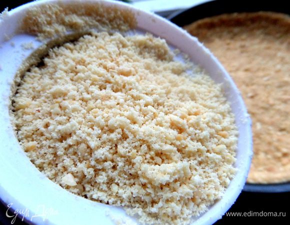 Нужно их перемолоть в крошку, но если останутся кусочки-ничего страшного)))