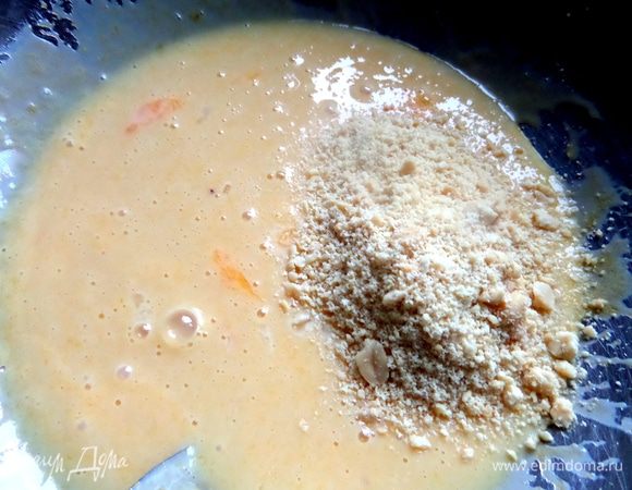 Высыпаем в крем-начинку, перемешиваем.