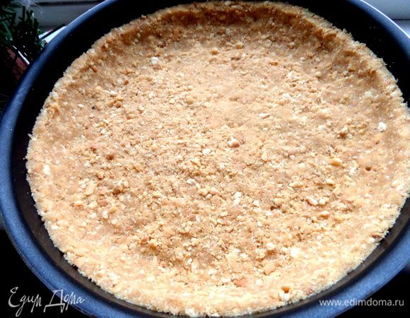 Берём наш корж, утрамбованный из печенья.