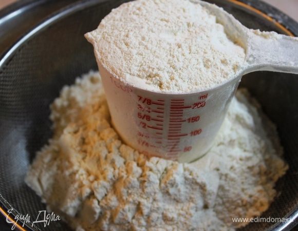 Одним из основных правил приготовления хлеба в хлебопечке является то, что сначала необходимо загружать "мокрые" ингредиенты, а затем "сухие" (то есть дрожжи не должны соприкасаться с водой). Поэтому для начала надо просеять муку в отдельную миску. Выше указано что  требуется 600 грамм муки, но точнее будет, если взять 3 чашки объемом 250 мл. 