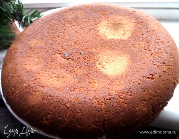 Вот такой он снизу. Это я перевернула его на тарелку для удобства при вынимании, а потом на другую тарелку переворачиваю.