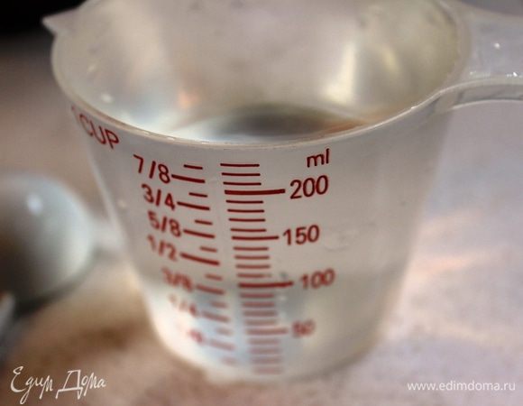 В чашу хлебопечки налить холодную воду.