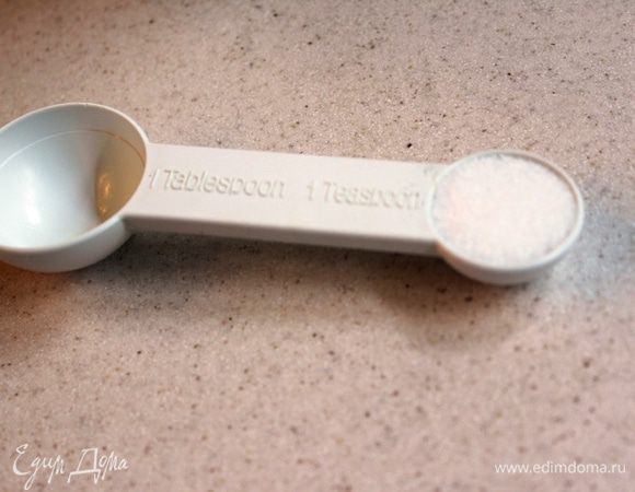 Затем всыпать соль и сахар.