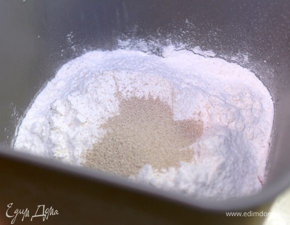 И только затем уже просеянную муку и дрожжи.
