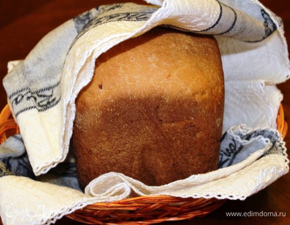 А утром Вы проснетесь от неповторимого аромата домашнего хлеба. Вот он какой... пышный, яркий с красивой хрустящей корочкой. Вынуть его из чаши, накрыть полотенцем и минут через 5-7 разрезать. Резать горячий хлеб довольно сложно...лучше всего пользоваться специальным ножом - зубчатым.