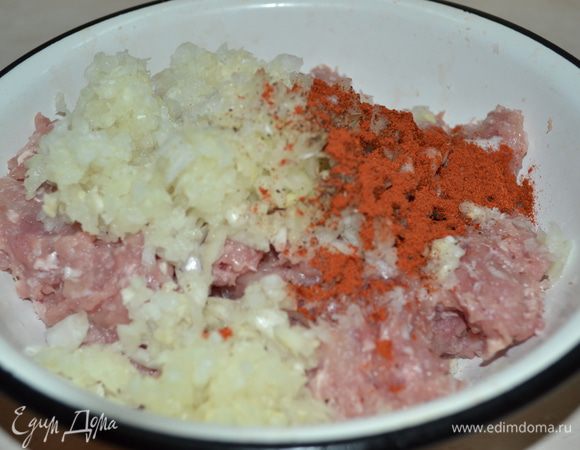  
Готовим фарш - мясо перемалываем вместе с луком. добавляем пропущенный через пресс чеснок, соль, перец. паприку