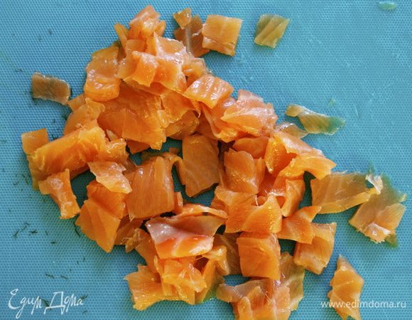 Слабосоленую семгу нарезать небольшими кусочками.