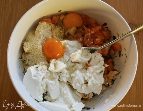 В миску с рыбой добавить кусочки слабосоленой семги, тертый сыр пармезан, 1 целое яйцо и 1 желток (яичный белок сохранить! он нам понадобится для смазывания штруделя), рикотту, тимяьн, белый перец и соль - осторожнее с солью... Все как следует перемешать до однородности. Дать постоять несколько минут. 