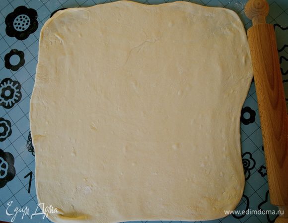Духовку включить разогреваться на 160 С. И займемся тестом... На припыленной мукой поверхности раскатать тесто а прямоугольный пласт. 