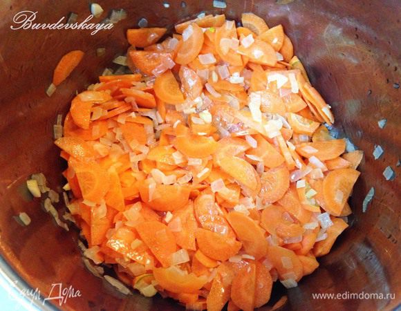 В большой кастрюле с толстым дном разогреть оливковое масло и обжарить на среднем огне лук до мягкости. Добавить морковь, чеснок, карри и готовить помешивая 5 минут.