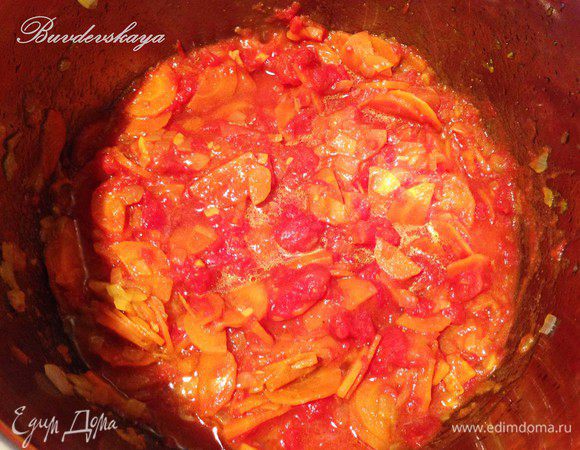 Добавить помидоры, перемешать и тушить еще 5 минут.