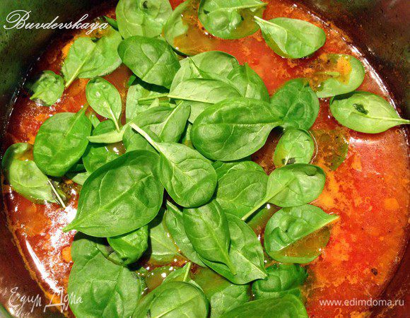 Шпинат вымыть, обсушить и добавить в суп и перемешать. Через 1 минуту снять суп с огня – шпинат готовится мгновенно, в противном случае теряются его полезные свойства !  Разлить по тарелкам и подавать горячим ! ENJOY !