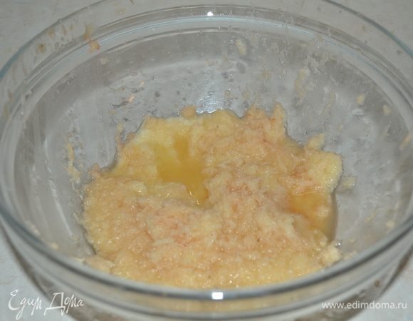 Готовим тесто: картофель чистим и натираем на мелкой терке, как на драники.
