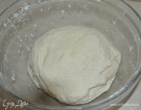 Добавляем к натертой картошке  муку. крахмал и творог, солим, замешиваем тесто. Тесто должно быть крутым но не липнуть к рукам.