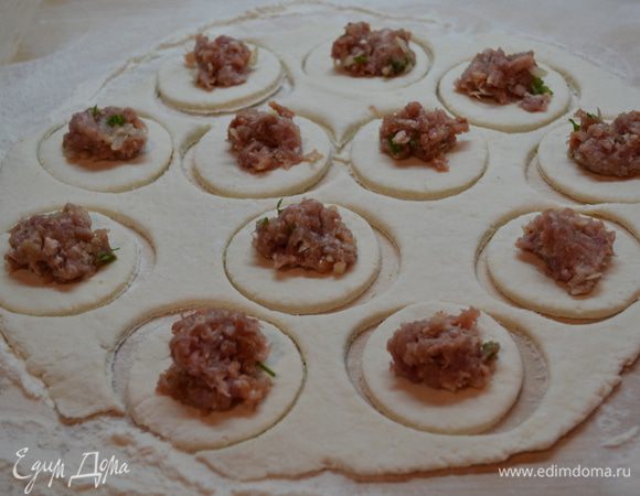 Тесто раскатываем до толщины ок. 0,5 см. Выдавливаем круги и в каждый круг кладем 1 ч.л. начинки.
