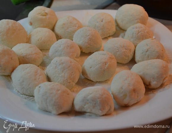 Далее защипываем тесто и скатываем в колобок.