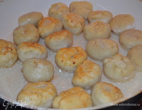 Далее можно поступить двумя путями -  или обжарить немного пызы на растительном масле с обеих сторон и затем долить воды и тушить до готовности, или отварить в кипятке несколько минут.