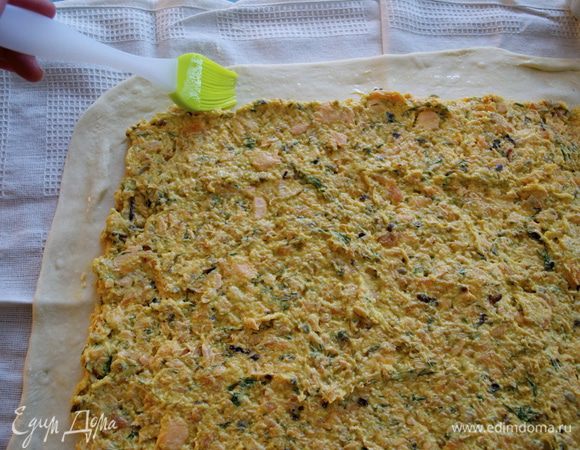 Смазать оставшиеся без начинки края тесто белком.