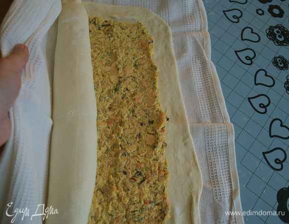 Помогая себе полотенцем, закрутить тесто в рулет. 