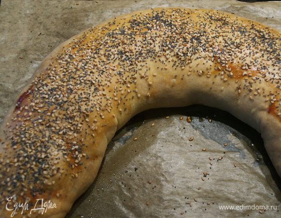 Поставить выпекаться в заранее разогретую до 160 С духовку на 60 минут. (у меня штрудель запекался 1 час и 15 минут)