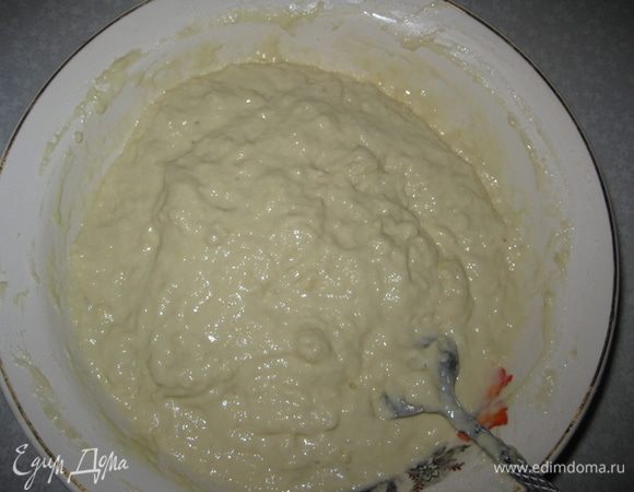 Делаем тесто. Взбиваем муку, яйца, кефир, соду гашеную уксусом. Чуть- чуть солим. Все взбиваем. 