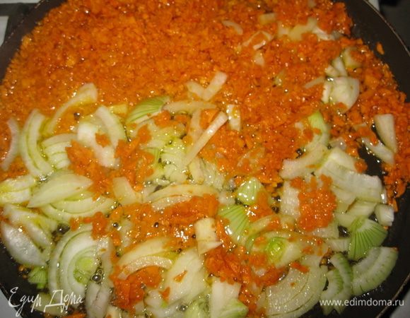 Морковь трем или измельчаем, лук режим. Все это жарим на растительно масле 3-5 минут.