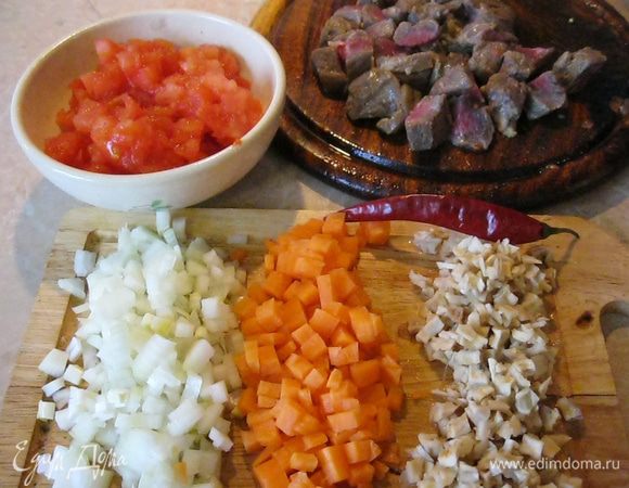 Говядину я нарезал небольшими кусками, мелко нарезал кусок свиного шпика (грамм 50-70), порубил головку репчатого лука и порезал кубиком одну морковь и помидор. 