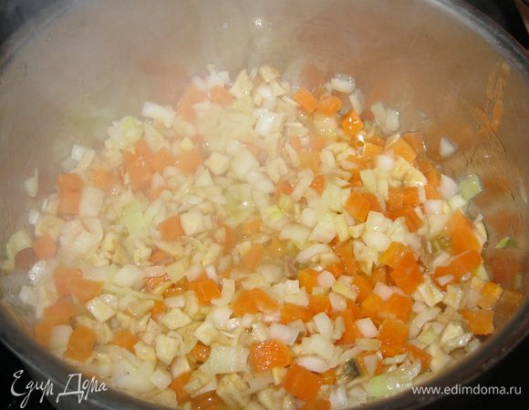 В холодную кастрюлю выложил шпик и поставил на огонь чуть выше среднего. Когда сало растаяло, спласировал в нем лук и морковь. 