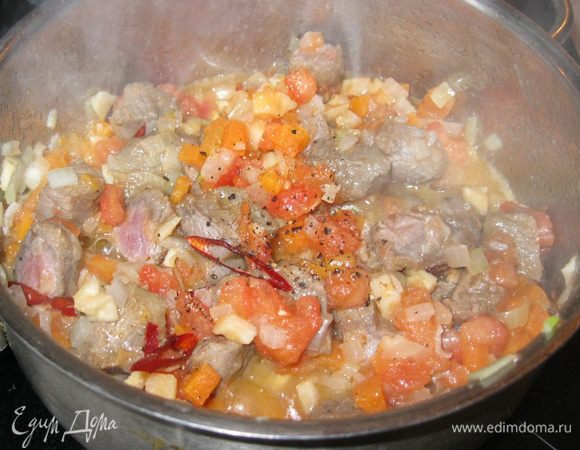 Добавил говядину, обжарил, положил помидоры и оставил ненадолго потушиться. 