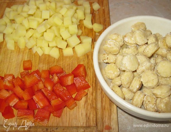 За это время нарезал кубиком картошку и сладкий перец, а еще порезал кружочком стручок красного чили. Положил все это в кастрюлю и залил литром горячей воды. Пусть варится.  
Чипетки добавлю, когда картошка сварится. Они варятся быстро, их готовность определяется также как и у пельменей. Всплыли – значит готовы.
