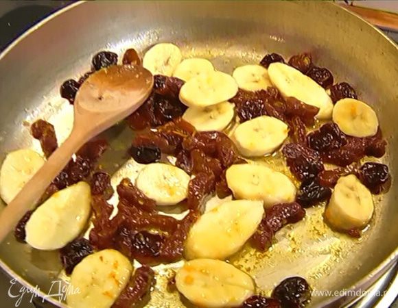 Банан почистить, нарезать кружками и добавить к вишне с курагой, прогревать несколько секунд, затем перемешать и выключить огонь.