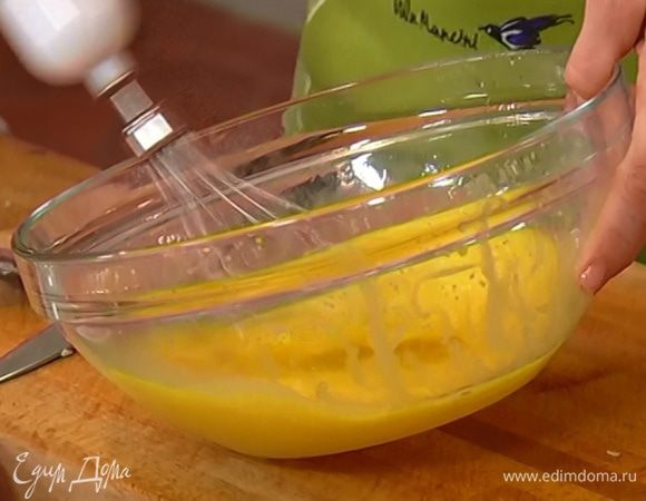 Яйца взбить миксером, всыпать сахар и продолжать взбивать до полного растворения сахара.