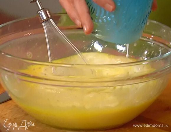 В яично-сахарную смесь влить молоко и взбить все в однородную массу.