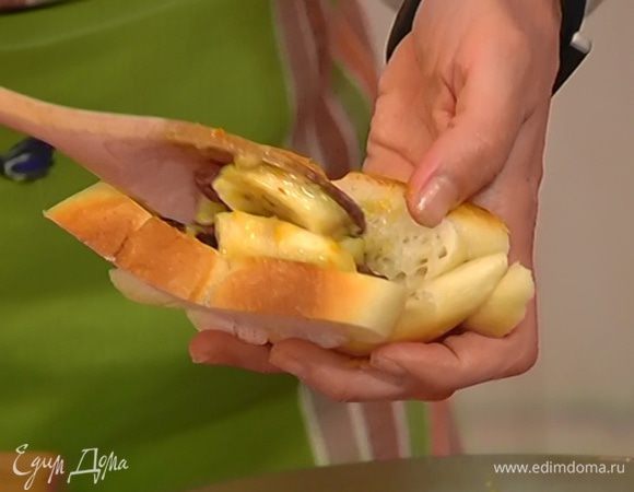 Наполнить кармашки фруктово-ягодной начинкой, затем окунуть их в яично-молочную смесь.