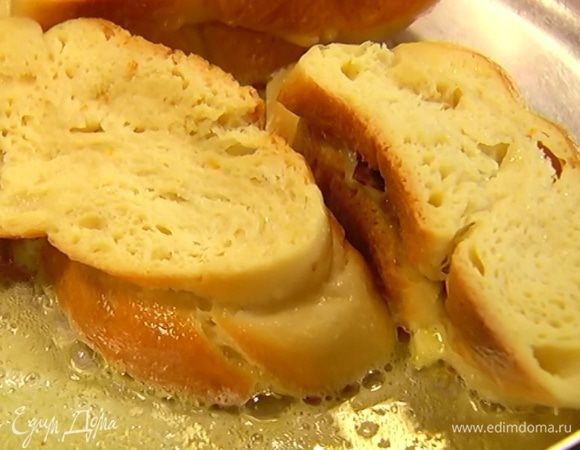 Разогреть в отдельной сковороде оставшееся сливочное масло и обжарить ломтики хлеба с начинкой с двух сторон до золотистой корочки.