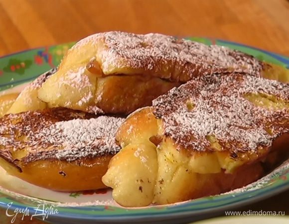 Обжаренные гренки посыпать сахарной пудрой.