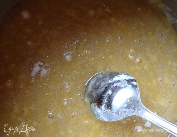 В кастрюлю с толстым дном поместить масло, сахар и мед и прогреть на слабом огне до растворения сахара, но не доводить до кипения. Остудить немного.